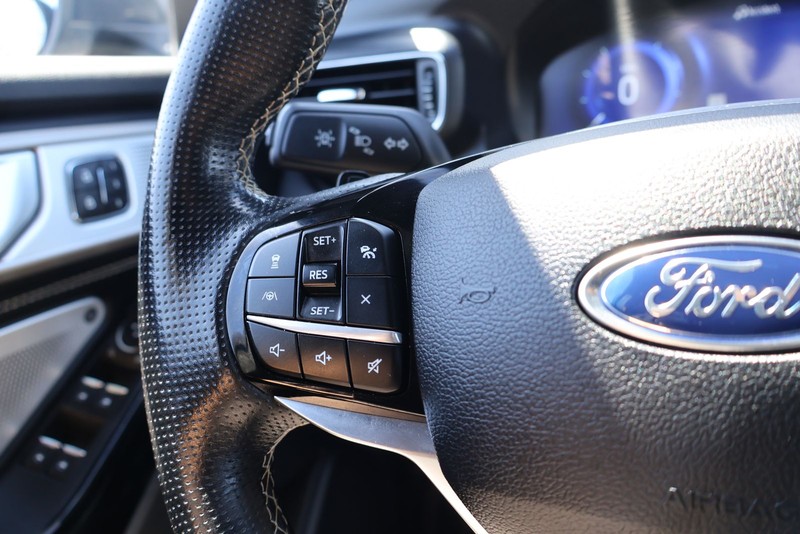 Ford Explorer Vehicle Full-screen Gallery Image 26