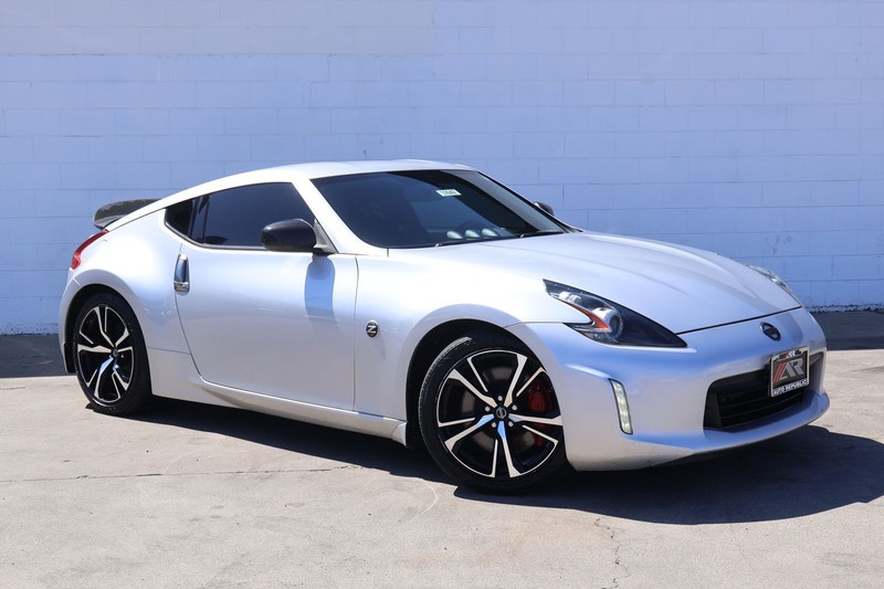 Nissan 370Z Coupe Vehicle Full-screen Gallery Image 01