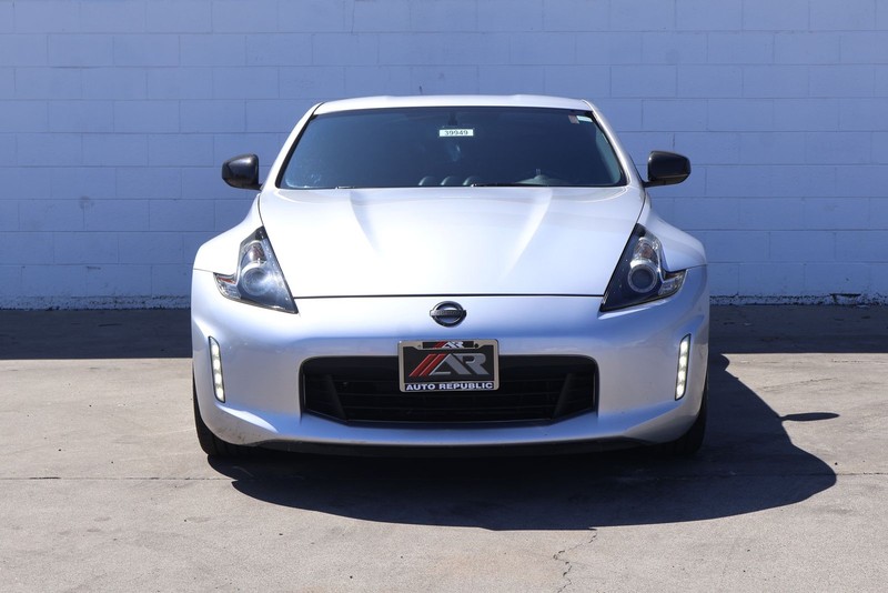 Nissan 370Z Coupe Vehicle Full-screen Gallery Image 02