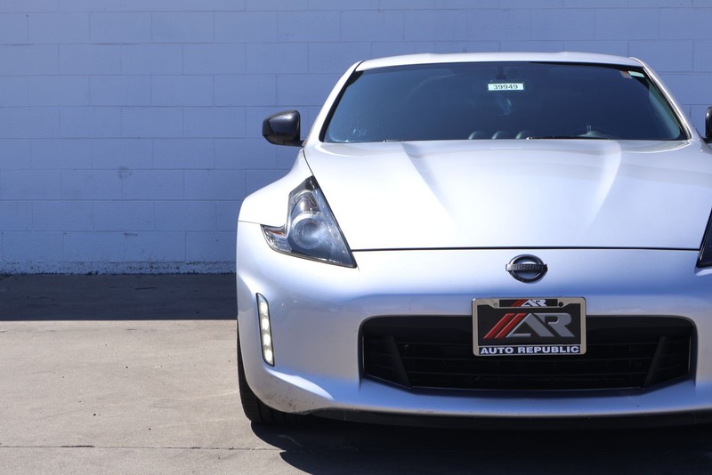 Nissan 370Z Coupe Vehicle Full-screen Gallery Image 03