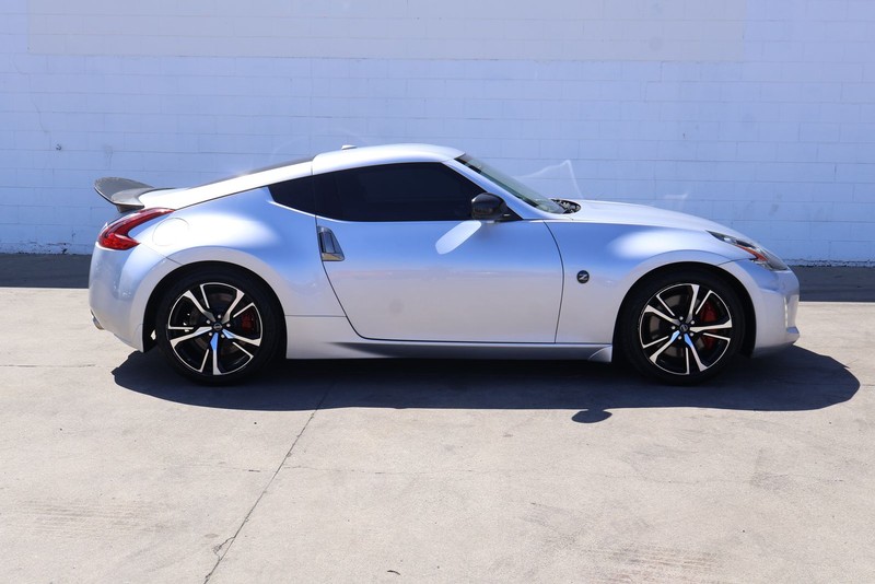 Nissan 370Z Coupe Vehicle Full-screen Gallery Image 04