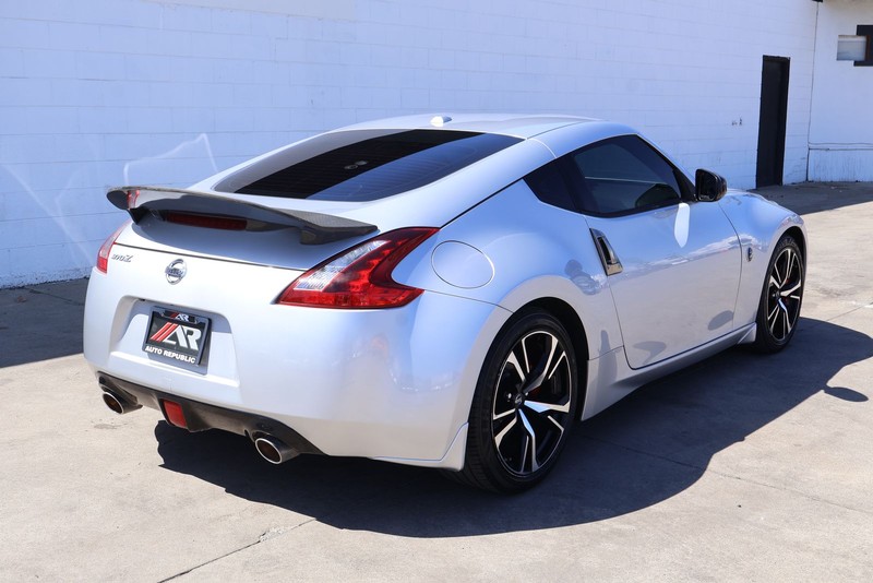 Nissan 370Z Coupe Vehicle Full-screen Gallery Image 05