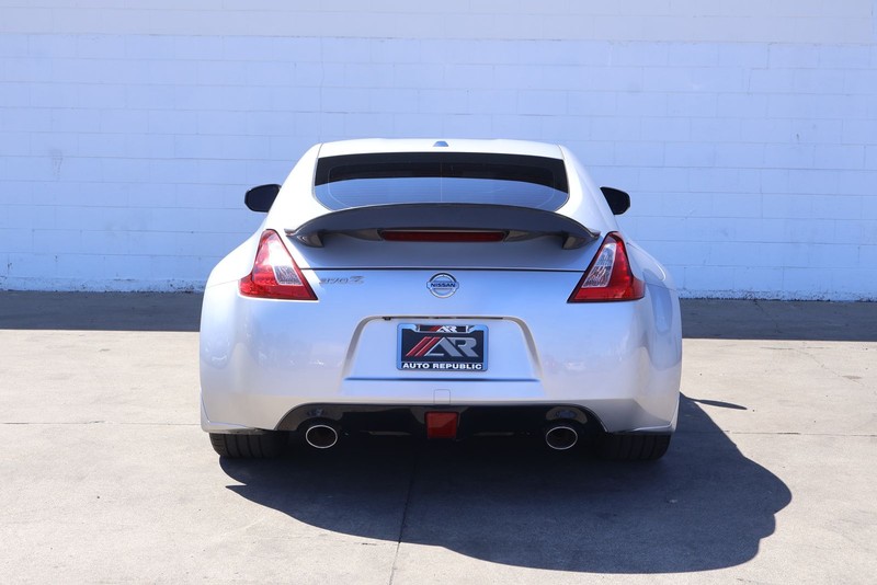 Nissan 370Z Coupe Vehicle Full-screen Gallery Image 06