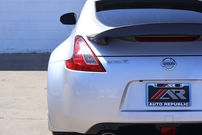 Nissan 370Z Coupe Vehicle Full-screen Gallery Image 07
