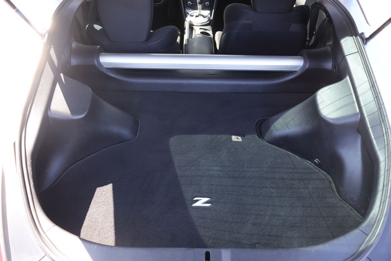 Nissan 370Z Coupe Vehicle Full-screen Gallery Image 08
