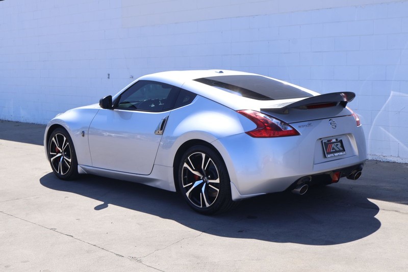 Nissan 370Z Coupe Vehicle Full-screen Gallery Image 09