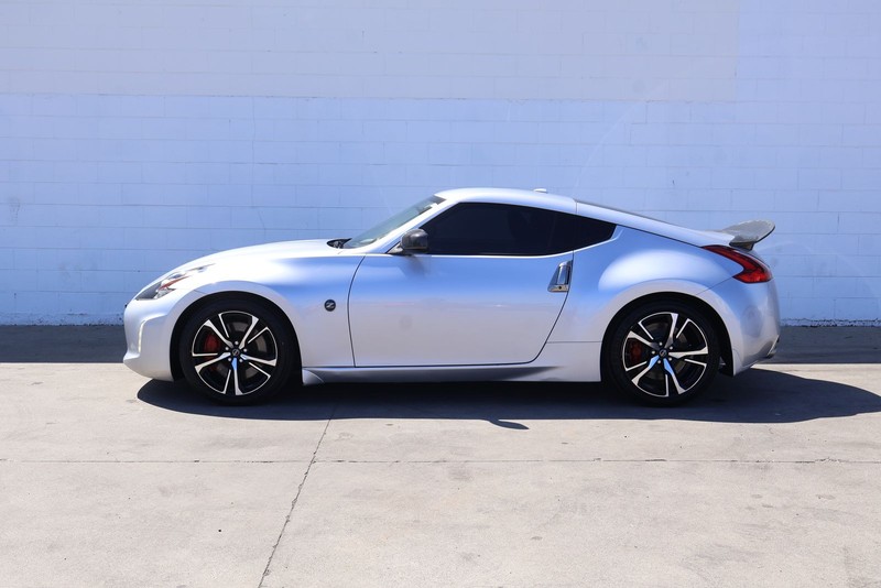 Nissan 370Z Coupe Vehicle Full-screen Gallery Image 10