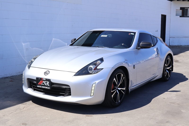 Nissan 370Z Coupe Vehicle Full-screen Gallery Image 11
