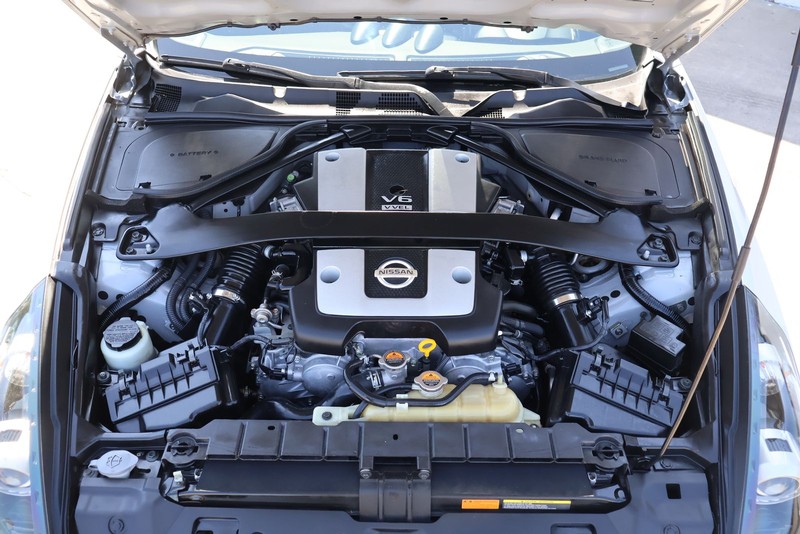 Nissan 370Z Coupe Vehicle Full-screen Gallery Image 12