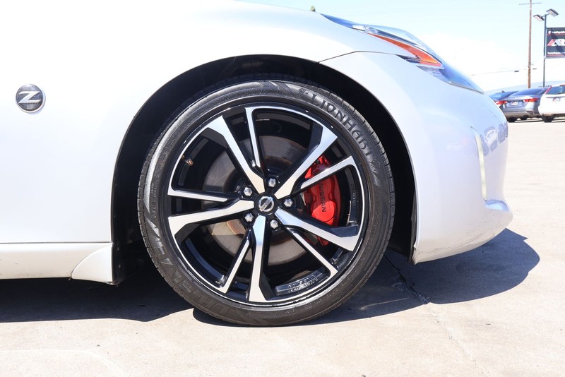 Nissan 370Z Coupe Vehicle Full-screen Gallery Image 13