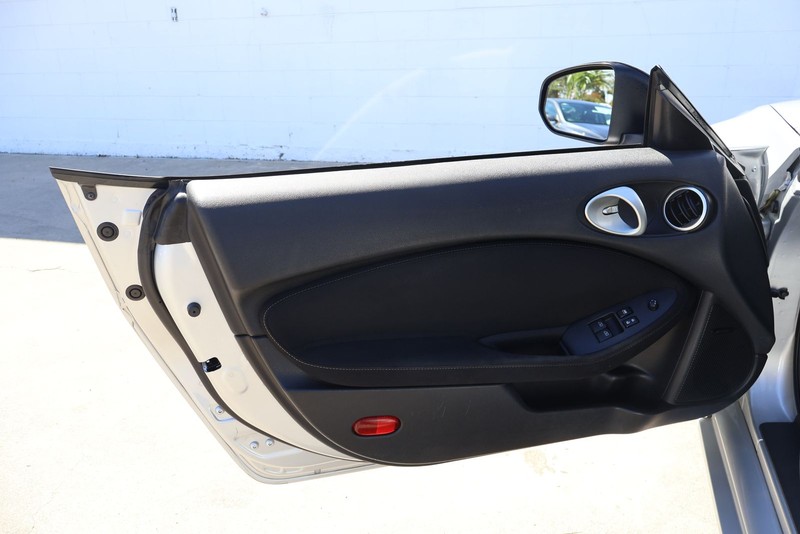 Nissan 370Z Coupe Vehicle Full-screen Gallery Image 14