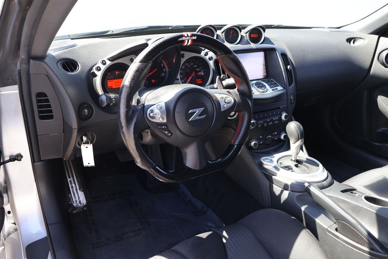 Nissan 370Z Coupe Vehicle Full-screen Gallery Image 15
