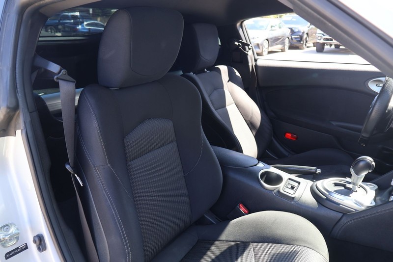 Nissan 370Z Coupe Vehicle Full-screen Gallery Image 18