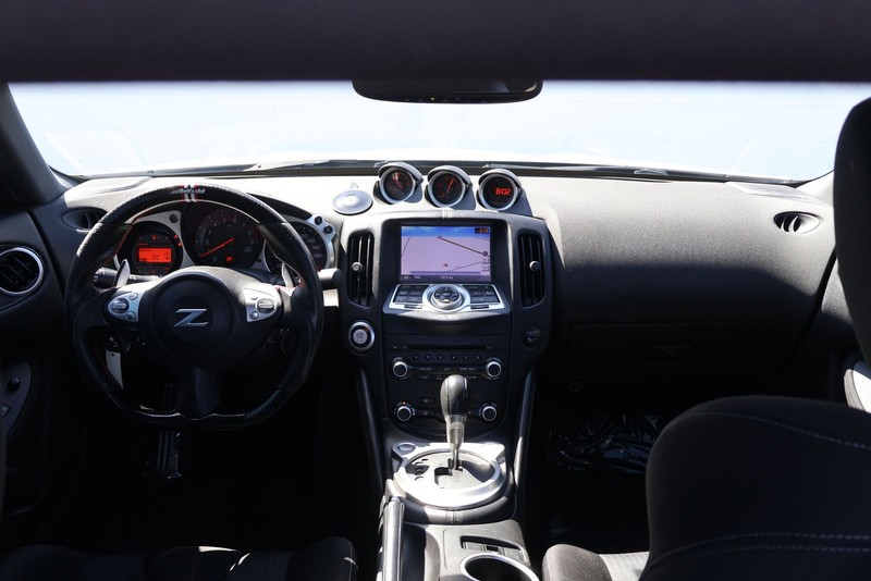Nissan 370Z Coupe Vehicle Full-screen Gallery Image 19