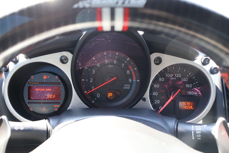 Nissan 370Z Coupe Vehicle Full-screen Gallery Image 20