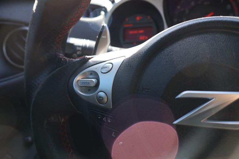 Nissan 370Z Coupe Vehicle Full-screen Gallery Image 22