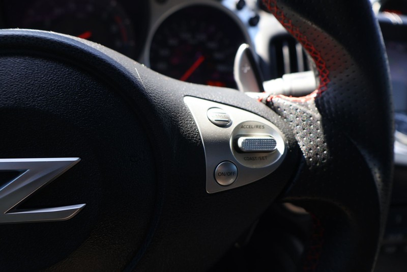 Nissan 370Z Coupe Vehicle Full-screen Gallery Image 23