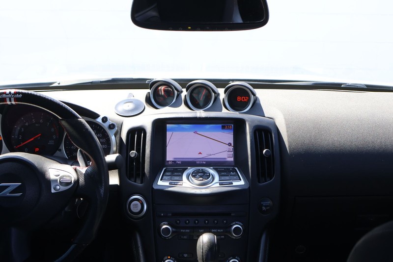 Nissan 370Z Coupe Vehicle Full-screen Gallery Image 24