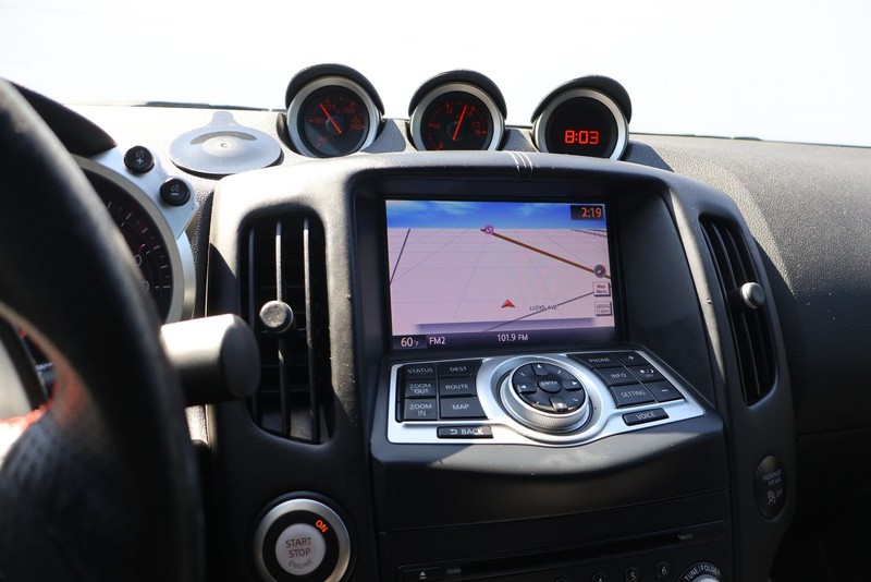 Nissan 370Z Coupe Vehicle Full-screen Gallery Image 25