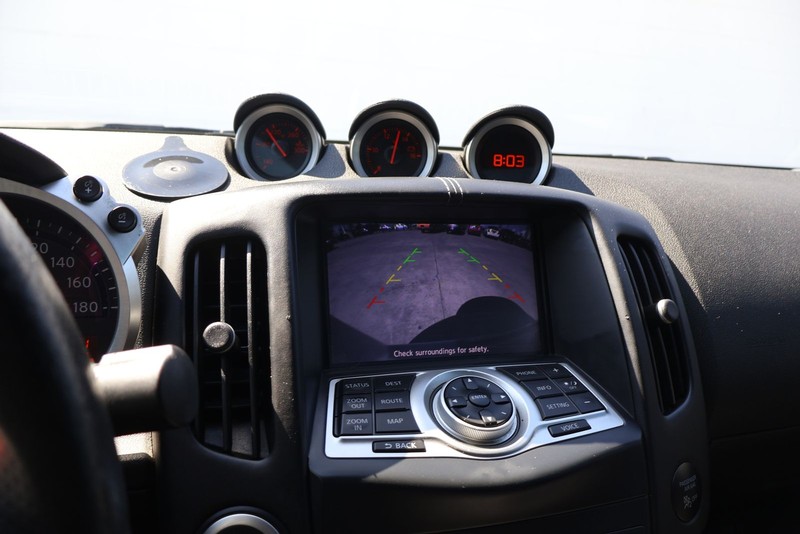 Nissan 370Z Coupe Vehicle Full-screen Gallery Image 26