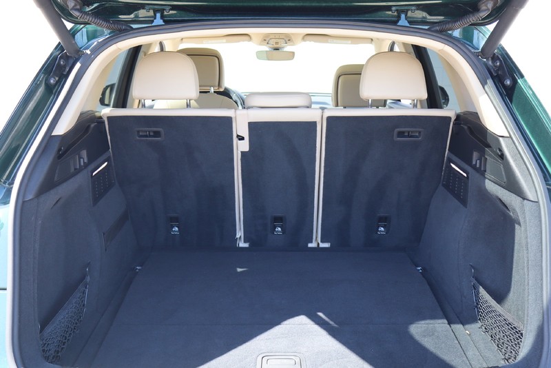 Audi Q5 Vehicle Full-screen Gallery Image 08