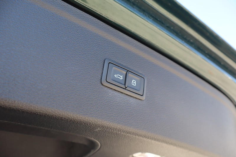 Audi Q5 Vehicle Full-screen Gallery Image 09
