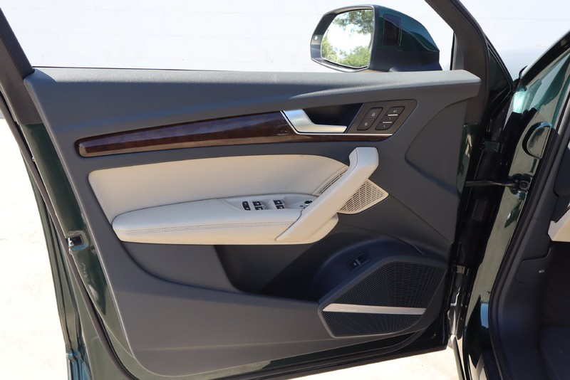 Audi Q5 Vehicle Full-screen Gallery Image 15
