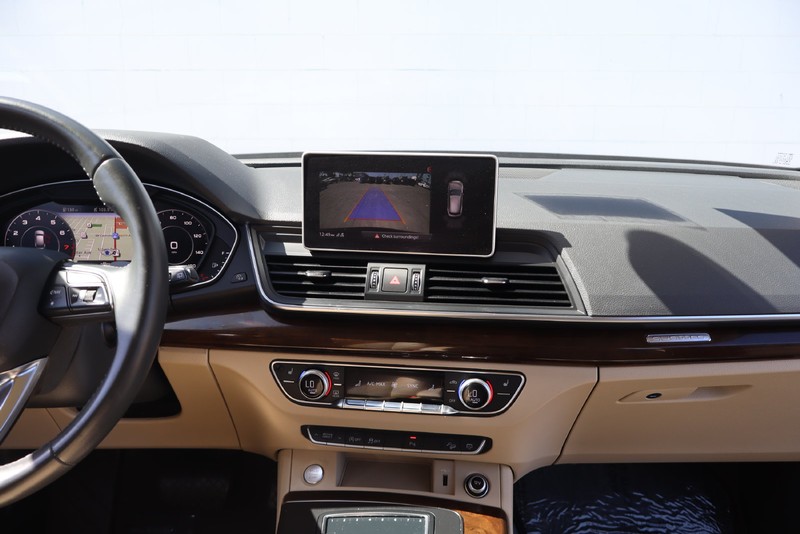 Audi Q5 Vehicle Full-screen Gallery Image 25