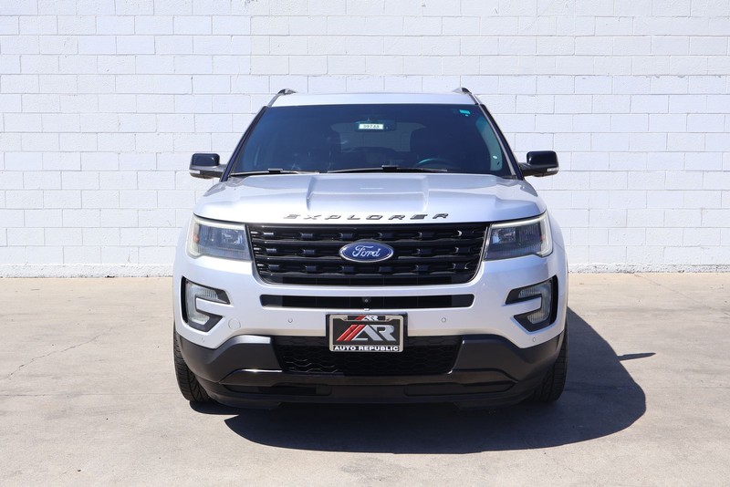 Ford Explorer Vehicle Full-screen Gallery Image 02