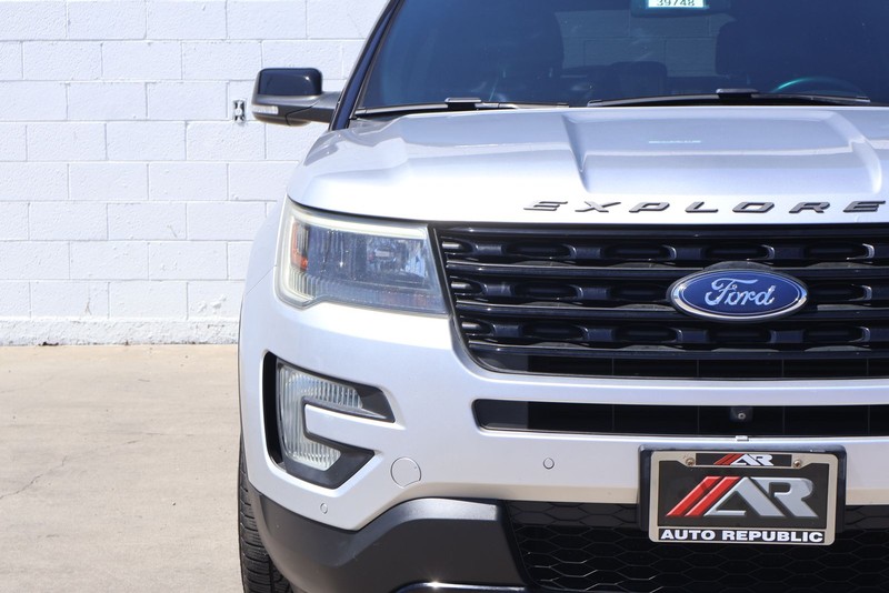 Ford Explorer Vehicle Full-screen Gallery Image 03