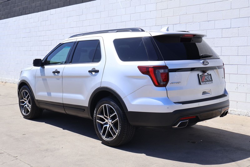 Ford Explorer Vehicle Full-screen Gallery Image 04