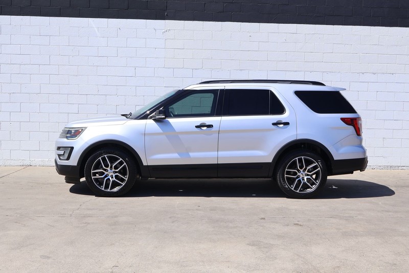 Ford Explorer Vehicle Full-screen Gallery Image 05
