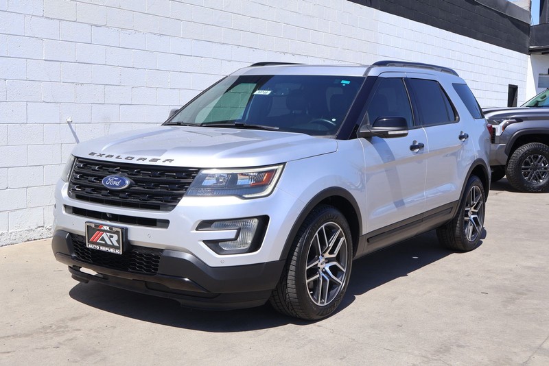 Ford Explorer Vehicle Full-screen Gallery Image 06