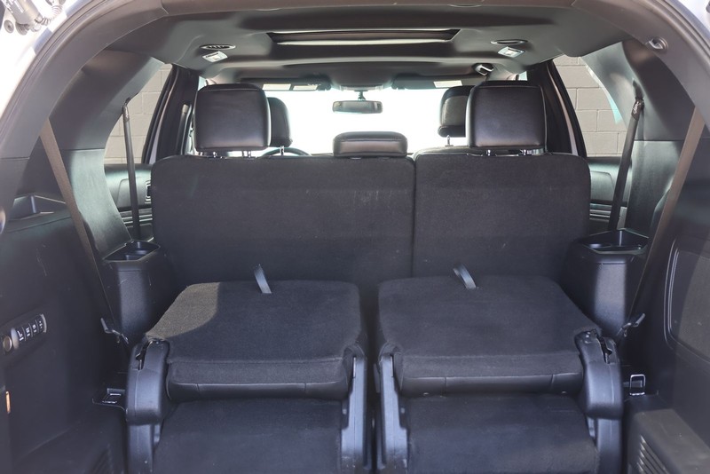 Ford Explorer Vehicle Full-screen Gallery Image 09