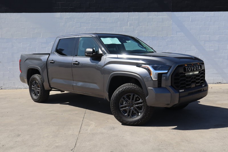 Toyota Tundra 4WD Vehicle Full-screen Gallery Image 01