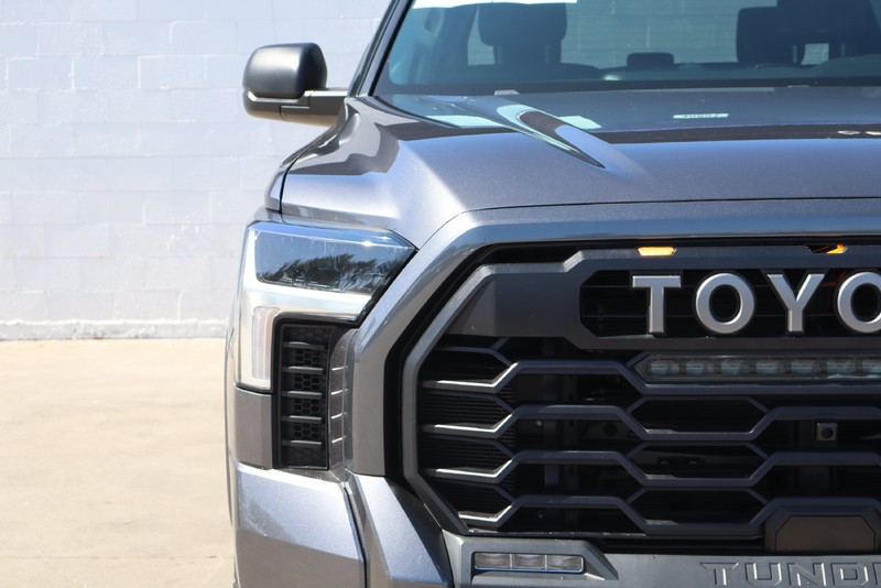 Toyota Tundra 4WD Vehicle Full-screen Gallery Image 03