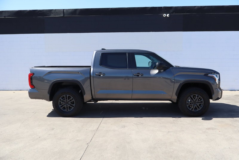Toyota Tundra 4WD Vehicle Full-screen Gallery Image 04