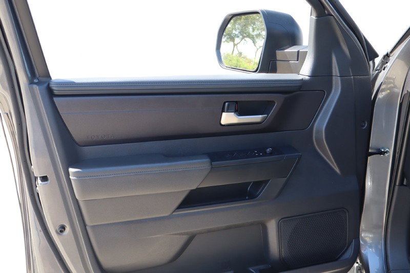 Toyota Tundra 4WD Vehicle Full-screen Gallery Image 14