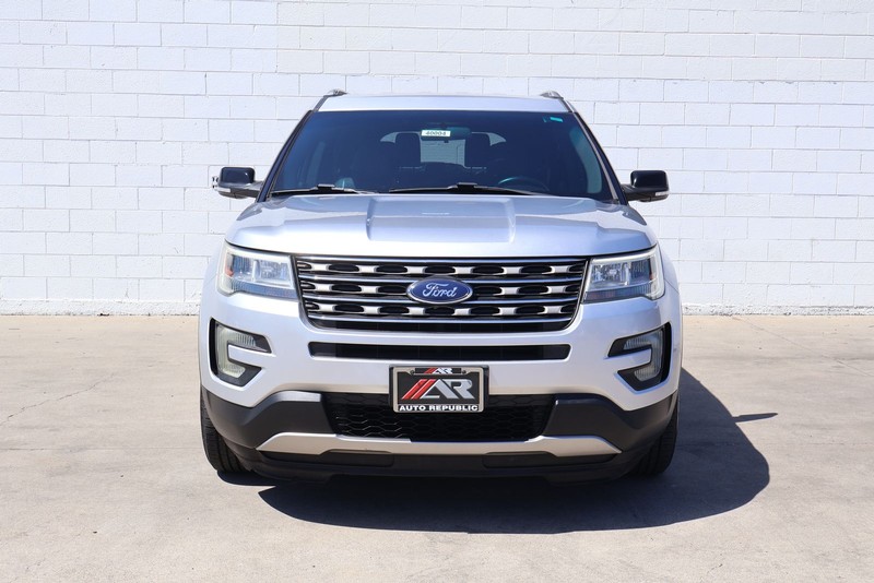 Ford Explorer Vehicle Full-screen Gallery Image 02