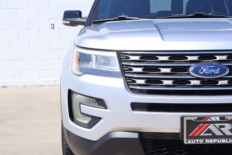 Ford Explorer Vehicle Full-screen Gallery Image 03
