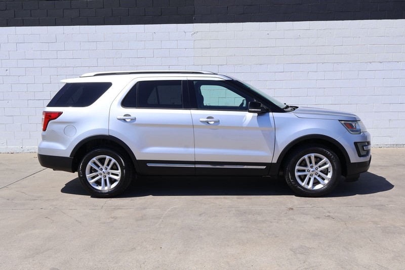 Ford Explorer Vehicle Full-screen Gallery Image 04