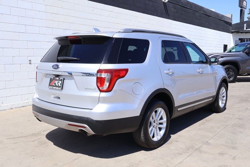 Ford Explorer Vehicle Full-screen Gallery Image 05