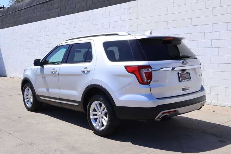 Ford Explorer Vehicle Full-screen Gallery Image 09
