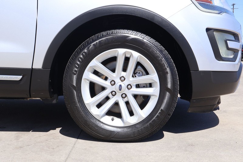 Ford Explorer Vehicle Full-screen Gallery Image 13