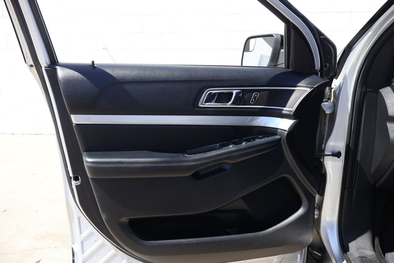 Ford Explorer Vehicle Full-screen Gallery Image 14