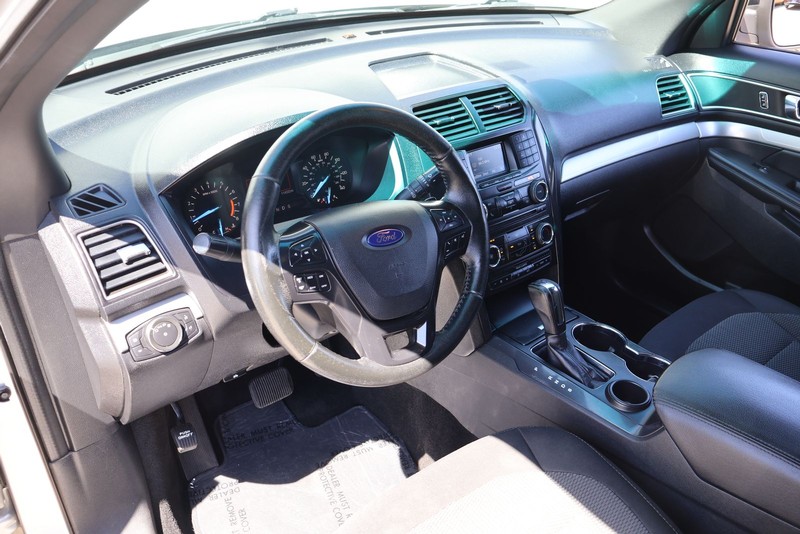 Ford Explorer Vehicle Full-screen Gallery Image 15