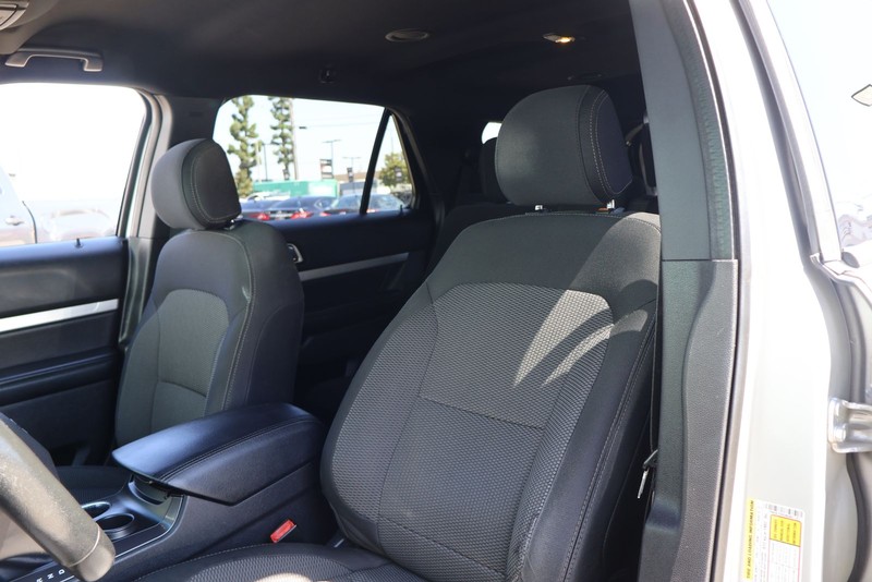 Ford Explorer Vehicle Full-screen Gallery Image 16