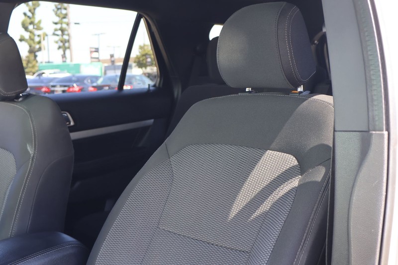 Ford Explorer Vehicle Full-screen Gallery Image 17