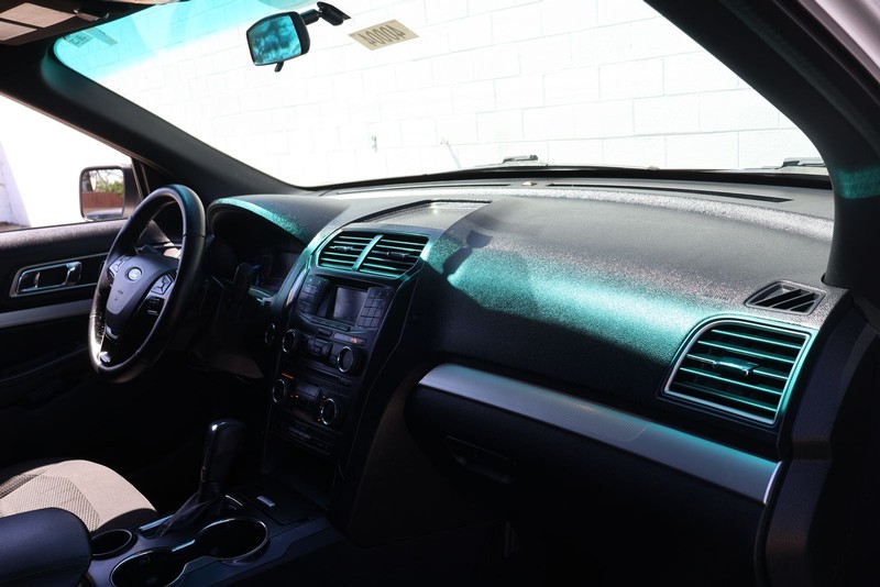 Ford Explorer Vehicle Full-screen Gallery Image 18