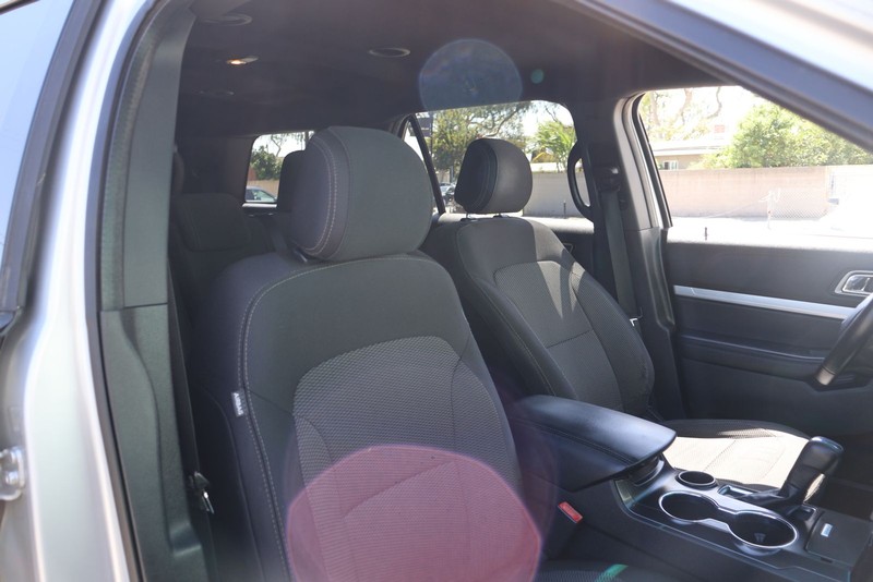 Ford Explorer Vehicle Full-screen Gallery Image 19